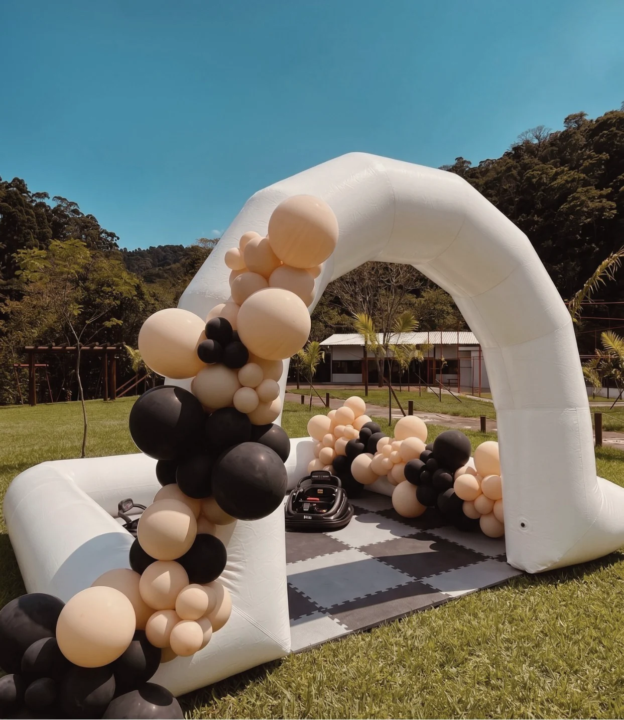 Pista de Carrinhos com arco branco e decoração de balões