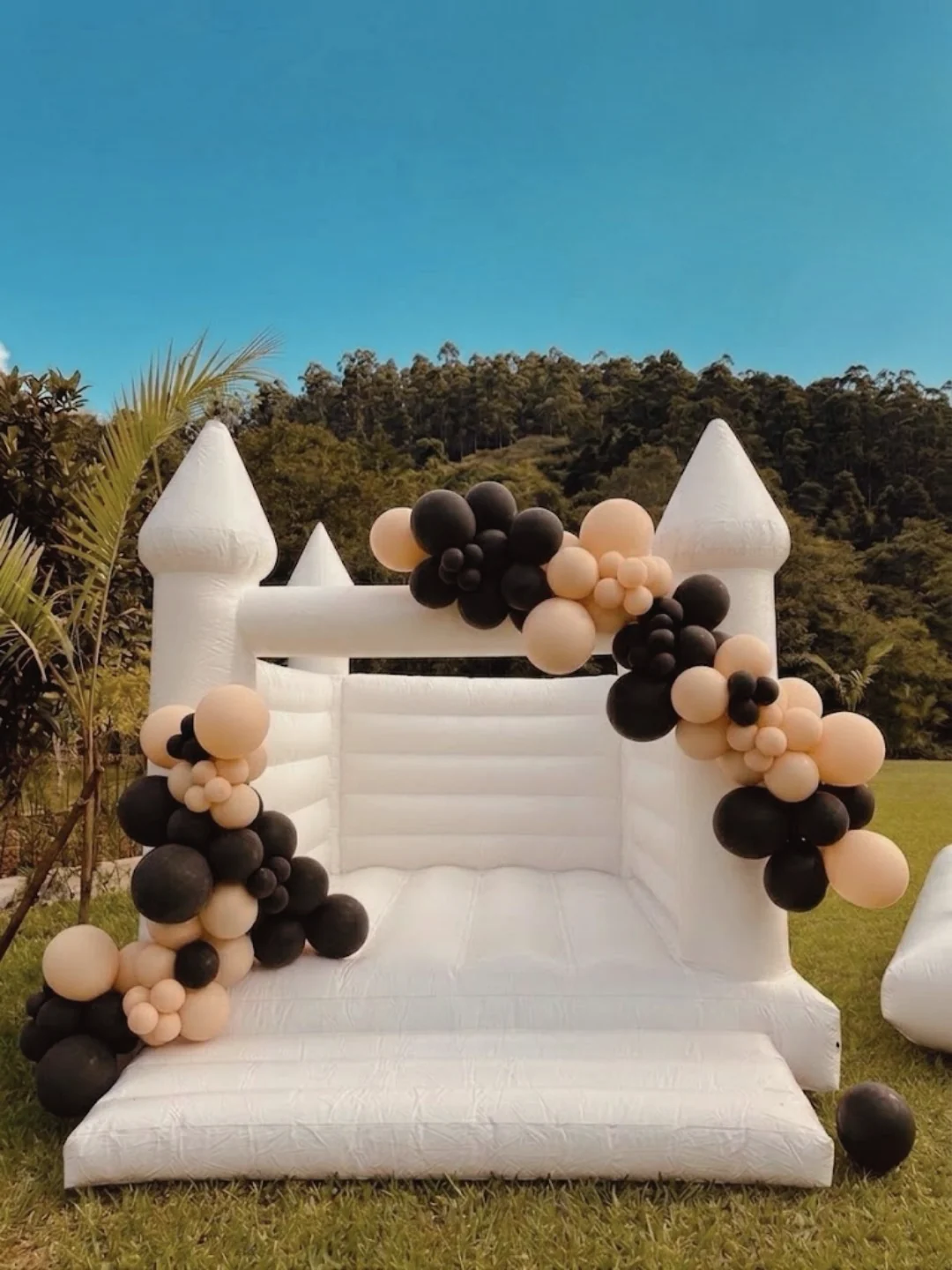 Castelo Pula-Pula branco decorado com balões